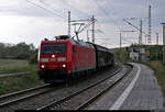 Ein größeres Gewitter bahnte sich am Nachmittag des ersten Juni-Mittwoch in Zscherben an.
Als ein Schiebewandzug mit 185 013-0 DB den dortigen Haltepunkt auf der Bahnstrecke Halle–Hann. Münden (KBS 590) Richtung Halle (Saale) durchfährt, regnet es sich gerade ein.
[3.6.2020 | 16:30 Uhr]