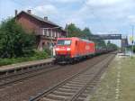 Die 185 004-9 fhrt am 21.7.07 mit einem Gz durch Barnten