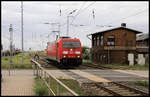 DB 185286 passiert hier am 26.08.2020 um 15.37 Uhr beim Verlassen des Bahnhof Teutschenthal das alte Stellwerk am Bahnübergang auf der Fahrt in Richtung Sangerhausen.
