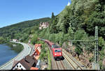 Autotransportzug (leer) mit 185 258-1 DB fährt unterhalb der Burg Zwingenberg auf der Bahnstrecke Heidelberg–Bad Friedrichshall (Neckartalbahn | KBS 705) Richtung Mosbach-Neckarelz.
Aufgenommen von der Brücke zwischen Schloßstraße und Alte Dorfstraße.
[31.7.2020 | 12:13 Uhr]