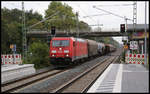 DB 185337-0 kam am 20.10.2020 um 10.03 Uhr mit einem kurzen gemischten Güterzug über die Rollbahn in Richtung Münster. Hier durchfährt der Zug gerade den früheren Bahnhof Natrup-Hagen, der heute zu einem Haltepunkt zurück gebaut worden ist.