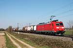 Mit dem gemischten Güterzug EZ 51943 (Mannheim Rbf - Basel Bad Rbf) fuhr am Nachmittag des 01.04.2020 die 185 131-0 südlich von Buggingen über die KBS 702 durchs Rheintal in Richtung Schweiz.