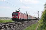 Mit dem EZ 44616 (Basel SBB RB - Mannheim Rbf) fuhr am Nachmittag des 20.04.2020 die 185 126-0 nördlich von Hügelheim über die KBS 702 durchs Rheintal in Richtung Freiburg (Breisgau).