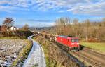 185 053 mit einem Güterzug am 05.12.2020 bei Seestetten.