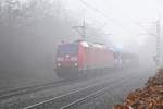 185-166-6 kommt mit dem Millonenzug im Nebel des Freitagmittag aus dem Gegenlicht durch Neckargerach, so langsam setzt sich die Sonne gegen die Wassertröpfchen durch.