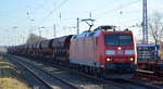 DB Cargo AG [D] mit  185 048-6  [NVR-Nummer: 91 80 6185 048-6 D-DB] und Schotterzug am 18.12.20 Bf. Saarmund.