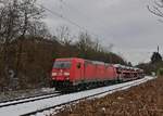 Am Mittag des 14.1.2021 kommt die 185 267-2 mit dem Audizug durch Neckargerach in Richtung Heidelberg gefahren.