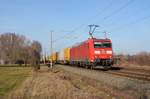 185 077 schleppte am 17.01.21 den DHl-Containerzug von Großbeeren nach Frankfurt(M) durch Greppin Richtung Bitterfeld.