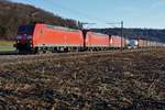 DB Dreifachtraktion mit BR 185 bei Herzogenbuchsee am 24. Januar 2021 in der letzten Abendsonne von einem Prachtstag bei Herzogenbuchsee.
An der Spitze dieses Zuges eingereiht war die 185 127-8.
Foto: Walter Ruetsch