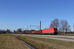 185 245 war am 1. März 2021 mit einem Stahlzug bei Übersee am Chiemsee in Richtung Freilassing unterwegs.