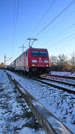 Die Elektrolokomotive 185 352-2 mit einem Güterzug, so gesehen im Februar 2021 in Lintorf.