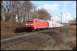 DB 185383-7 ist hier am 8.3.2021 um 12.20 Uhr mit einem Kalkzug auf der Rollbahn nahe Hasbergen in Richtung Münster unterwegs.