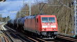 Die DB Cargo AG [D] mit  185 388-6  [NVR-Nummer: 91 80 6185 388-6 D-DB] und Kesselwagenzug am 12.03.21 Berlin Buch.
