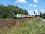 Die 185 152-6 fhrt am 3.8.07 mit einem Containerzug durch Radbruch in Richtung Hamburg