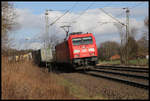 Im überhöhten Kurvenbereich nahe der Leedener Mühle ist hier die DB 185358-9 mit einem Container Zug am 16.3.2021 um 14.53 Uhr auf der Rollbahn in Richtung Münster unterwegs.