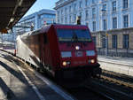 Die Elektrolokomotive 185 384-5 mit einem Güterzug während der Durchfahrt am Hauptbahnhof Wuppertal.
