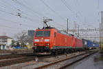 Doppeltraktion, mit den DB Loks 185 140-1 und 185 122-9 durchfährt den Bahnhof Pratteln. Die Aufnahme stammt vom 09.03.2021.