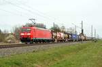 Mit einem Containerzug am Haken rollte 185 171 am 15.04.21 durch Braschwitz Richtung Halle(S).