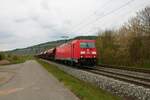 DB Cargo Bombardier Traxx 185 305-0 mit Schotterwagen in Thüngersheim am 01.05.21