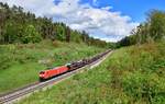 185 047 mit einem Autozug am 22.05.2021 bei Sinngrün.