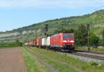 DB 185 198-9 mit Containerwagen Richtung Würzburg, am 25.08.2021 in Thüngersheim.