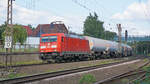 185 250 mit einem Güterzug kurz vor der Durchfahrt durch den Bahnhof Bückeburg.