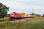 Am 15.08.21 schleppte 185 369 den DHL-Containerzug von Großbeeren nach Frankfurt(M) durch Radis Richtung Bitterfeld.