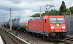 DB Cargo AG [D] mit  185 233-4  [NVR-Nummer: 91 80 6185 233-4 D-DB] und einem gemischten Kesselwagenzug am 17.09.21 Berlin Blankenburg.