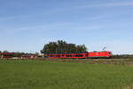 185 004 mit einem Autozug aus München kommend am 1. Oktober 2021 bei Bernau am Chiemsee.