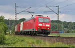 Ein langer Containerzug windet sich mit 185 010-6 bei Friedland (Niedersachsen) Richtung Eichenberg.