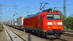 DB Cargo AG [D] mit  185 142-7  [NVR-Nummer: 91 80 6185 142-7 D-DB] und KLV-Zug am 28.10.21 Durchfahrt Bf. Golm (Potsdam).