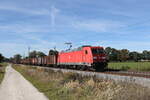 185 275 war am 20. Oktober 2021 mit einem Stahlzug bei Übersee auf dem Weg nach Freilassing.