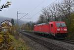 Gleich noch im Nachschuß ist hier die 185 271-4 am nebeligen Freitag den 12.11.2021 in Neckargerach gen Heidelberg fahrend zusehen.