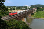 Mit der sogenannten Plattlinger Übergabe war am 23. Juli 2021 die 185 253 unterwegs. Beim Überqueren der Mariaorter Eisenbahnbrücke konnte ich die Leistung aufnehmen.