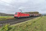 185 269-8 mit einen gemischten Güterzug bei Himmelstadt am 27.10.2021
