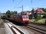 185 194 und eine leider unbekannte Schwesterlok rollen in Doppeltraktion mit ihrem Gterzug die Frankenwald-Sdrampe hinunter. Einfahrt Bf Kronach im Juli 2007