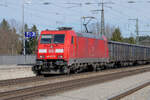 Bald ist es zwei Jahre her, daß die 185 207 von DB Cargo mit einem Zug aus offenen Güterwagen des Typs Eaos/Eanos den Bahnhof Traunstein Richtung München durchfuhr.