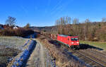 185 305 mit einem Güterzug am 22.12.2021 bei Seestetten.