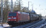 DB Cargo AG [D] mit  185 068-4  [NVR-Nummer: 91 80 6185 068-4 D-DB] und einigen Güterwagen Richtung Nordosten am 21.01.22 Berlin Buch.