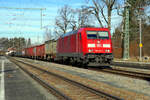 Mit einem kurzen Güterzug ist 185 251 von DB Cargo von München nach Rosenheim unterwegs.
Aßling, 13. Januar 2022