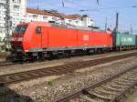 Die BR 185 056-9 mit einm Containerzug in Regensburg HBF am 14.08.2007