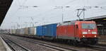 DB Cargo AG [D] mit  185 247-4  [NVR-Nummer: 91 80 6185 247-4 D-DB] und KLV-Zug aus Rostock-Seehafen am 08.02.22 Durchfahrt Bf.