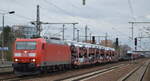 DB Cargo Deutschland AG [D]  185 187-2  [NVR-Nummer: 91 80 6185 187-2 D-DB] und einem PKW-Transportzug (fabrikneue VW und Audi PKW Modelle) Richtung Frankfurt/Oder am 09.02.22 Durchfahrt Bf. Flughafen BER - Terminal 5.