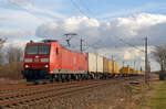 185 012 führte am 05.02.22 einen DHL-Containerzug durch Greppin Richtung Dessau.