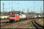 DB 185153-4 nähert sich hier am 2.3.2022 um 10.58 Uhr mit einem gemischten Güterzug auf der Fahrt in Richtung Hagen in Westfalen dem Bahnhof Schwerte an der Ruhr.
