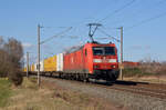 Mit dem DHL-Containerzug von Großbeeren nach Frankfurt(M) rollt 185 153 am 27.02.22 durch Greppin Richtung Bitterfeld.