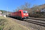 185 181-5 mit einem Leerzug fürs Audiwerk in Neckarsulm bei der Durchfahrt in Neckargerach am Freitag den 4.3.2022