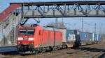 DB Cargo AG [D] mit  185 070-0  [NVR-Nummer: 91 80 6185 070-0 D-DB] und einem Übergabezug Richtung Rbf.