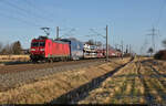 185 148-4 bringt in Braschwitz eine bunte Mischung aus Güterwagen Richtung Halle (Saale).