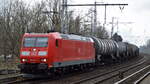 DB Cargo AG [D] mit  185 164-1  [NVR-Nummer: 91 80 6185 164-1 D-DB] und Kesselwagenzug (leer) Richtung Stendell am 16.03.22 Berlin Buch.